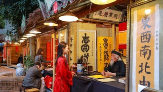 Điểm nhấn xuyên suốt của Hội chữ Xuân Bính Ngọ 2026 là hoạt động xin chữ đầu năm tại 35 gian lều thư pháp