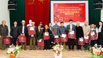 Đại diện Tập đoàn ROX trao quà cho người nghèo tại xã Phượng Dực (Hà Nội).