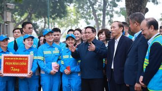 Thủ tướng Phạm Minh Chính thăm, chúc Tết và giao nhiệm vụ cho công nhân vệ sinh môi trường tại Hà Nội. 