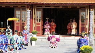 Lễ Thiết triều Nguyên đán triều Nguyễn được tái hiện tại Đại triều Điện Thái Hòa, Đại Nội Huế. Ảnh: Nguyên Lý/TTXVN