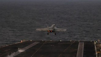 Một chiếc F/A-18E Super Hornet thuộc Phi đội Chiến đấu Cơ (VFA) 14 cất cánh từ sàn đáp của tàu sân bay lớp Nimitz USS Abraham Lincoln trên Biển Arab