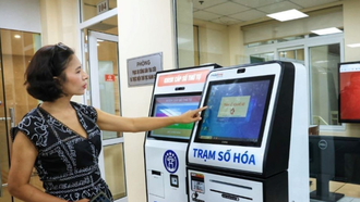 Người dân Hà Nội lấy số thứ tự xếp hàng làm thủ tục hành chính.