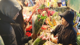Người dân Hà Nội chọn mua hoa tại chợ. 
