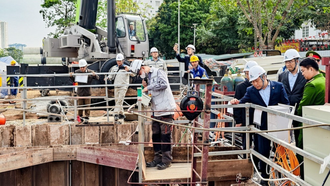 Chủ tịch Ủy ban Nhân dân thành phố Hà Nội Vũ Đại Thắng dẫn đầu Đoàn công tác kiểm tra, động viên và chúc Tết cán bộ, kỹ sư, công nhân tại một số công trường thi công các dự án chống úng ngập trọng điểm trên địa bàn.