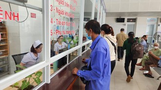 Người dân đăng ký khám chữa bệnh.