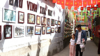 Các con hẻm nhỏ ở phố cổ Bao Vinh được trang hoàng tỉ mỉ, hấp dẫn sự chú ý của người dân và du khách. 