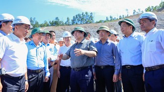 Thủ tướng trao đổi với các đơn vị liên quan khi kiểm tra Dự án thành phần đoạn Hoài Nhơn-Quy Nhơn. Ảnh: VGP/Nhật Bắc