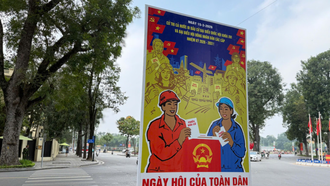 Những cụm pano cổ động được thiết kế bắt mắt, kết hợp hài hòa giữa màu sắc và thông điệp tuyên truyền về ngày hội ý nghĩa của non sông.