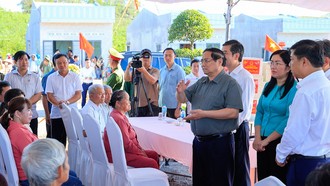 Thủ tướng Phạm Minh Chính đến thăm nhân dân Khu tái định cư Quảng Đức ở xã Tuy An Nam, phía Đông tỉnh Đắk Lắk - Ảnh: VGP/Nhật Bắc