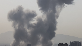 Khói bốc lên sau một vụ nổ ở thủ đô Tehran, Iran ngày 28/2/2026