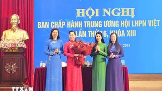 Ban Chấp hành Hội Liên hiệp Phụ nữ Việt Nam tặng hoa chúc mừng bà Lê Thị Thủy. Ảnh: Phúc Hằng/TTXVN