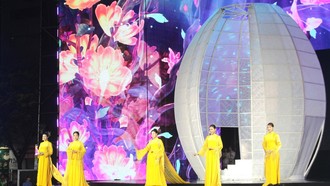 Bộ sưu tập “Thành phố vươn mình” trình diễn tại Lễ hội. Ảnh: Mỹ Phương/TTXVN