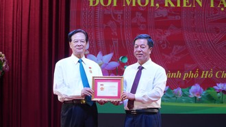 Nhà xuất bản Chính trị quốc gia Sự thật đã trao tặng đồng chí Nguyễn Tấn Dũng Kỷ niệm chương “Vì sự nghiệp xuất bản sách lý luận, chính trị của Đảng và Nhà nước.” 