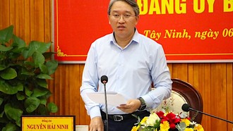 Bộ trưởng Bộ Tư pháp Nguyễn Hải Ninh phát biểu tại buổi làm việc. Ảnh: VGP