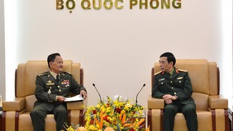 Đại tướng Phan Văn Giang trao đổi cùng Đại tướng Prum Din.