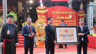 Phó Chủ tịch UBND tỉnh Bắc Ninh Phan Thế Tuấn trao Bằng xếp hạng Di tích quốc gia đặc biệt quần thể di tích đình, chùa, từ chỉ Thổ Hà cho phường Vân Hà.