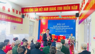 Lãnh đạo phường Long Biên đã chia về các tổ bầu cử vừa kiểm tra công tác bầu cử vừa tham gia bỏ phiếu.