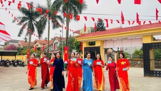 Chị em hội viên phụ nữ xã Tiến Thắng mặc áo dài đi bầu cử.