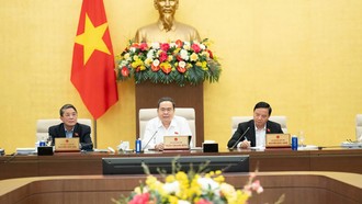 Chủ tịch Quốc hội Trần Thanh Mẫn cùng các Phó Chủ tịch Quốc hội Nguyễn Đức Hải và Nguyễn Khắc Định tham dự phiên họp.