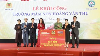 Đại diện Bộ Công an, T&T Group và Ngân hàng SHB trao bảng tượng trưng tài trợ 25 tỷ đồng để xây dựng trường mầm non Hoàng Văn Thụ