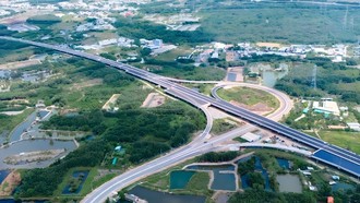 Cao tốc Bến Lức - Long Thành là dự án cao tốc lớn nhất phía Nam, dự kiến hoàn thành ngày 30/9/2026, liên kết hai vùng Đông và Tây Nam Bộ. Khi đi vào khai thác, lưu lượng phương tiện có thể đạt khoảng 55.000 lượt xe mỗi ngày, rút ngắn thời gian di chuyển từ Long An đến Đồng Nai xuống khoảng 90 phút và giảm chi phí vận chuyển container khoảng 20%