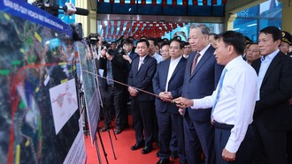 Tổng Bí thư Tô Lâm, Thủ tướng Phạm Minh Chính và đoàn công tác Trung ương kiểm tra thực địa tại ga Đồng Đăng. Ảnh: VGP/Nhật Bắc