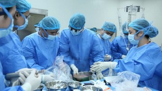 Êkíp tiến hành lấy gan người hiến tại Bệnh viện E. 