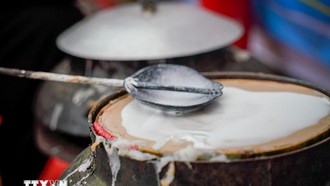 Gạo phải được chọn kỹ, ngâm đủ độ, xay mịn, rồi tráng bằng hơi nước trên nồi vải căng. Ảnh: Khánh Hòa/TTXVN