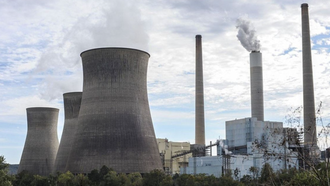 Khói bốc lên từ một nhà máy điện hạt nhân.