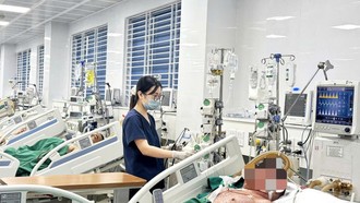 Bệnh nhân mắc thủy đậu trong tình trạng nặng đang điều trị tại Bệnh viện Bệnh Nhiệt đới Trung ương. 