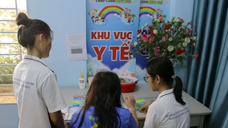 Các cộng tác viên xã hội hỗ trợ nạn nhân bạo lực, xâm hại học tập, sinh hoạt tại nhà tạm lánh của mô hình Bồ Công anh, ở phường Hạnh Thông, Thành phố Hồ Chí Minh