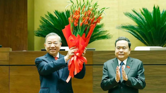 Chủ tịch Quốc hội Trần Thanh Mẫn thay mặt lãnh đạo Đảng, Nhà nước và Đại biểu Quốc hội khóa XVI tặng hoa chúc mừng Tổng Bí thư, Chủ tịch nước Tô Lâm.