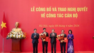 Chủ tịch Quốc hội Trần Thanh Mẫn trao Nghị quyết và tặng hoa chúc mừng Trưởng Ban Tổ chức Trung ương Nguyễn Duy Ngọc và Bí thư thành ủy Hà Nội Trần Đức Thắng 