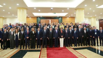 Tổng Bí thư Tô Lâm chụp ảnh chung với Trưởng đoàn các nước tham dự Lễ mở ký Công ước Hà Nội.