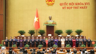 Chủ tịch Quốc hội Trần Thanh Mẫn tặng hoa chúc mừng Thủ tướng, Phó Thủ tướng Chính phủ, Bộ trưởng và thành viên khác của Chính phủ nhiệm kỳ 2026 - 2031.