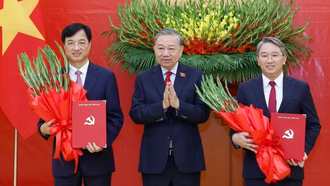 Tổng Bí thư, Chủ tịch nước Tô Lâm trao Quyết định của Bộ Chính trị và tặng hoa chúc mừng Trưởng ban Tổ chức Trung ương Nguyễn Duy Ngọc và Chánh Văn phòng Trung ương Đảng Nguyễn Hải Ninh. 