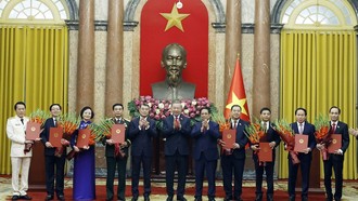 Tổng Bí thư, Chủ tịch nước Tô Lâm trao Quyết định bổ nhiệm cho 6 Phó Thủ tướng và Bộ trưởng Công an, Bộ trưởng Ngoại giao. Thủ tướng Lê Minh Hưng và nguyên Thủ tướng Phạm Minh Chính tặng hoa chúc mừng các đồng chí mới được bổ nhiệm.