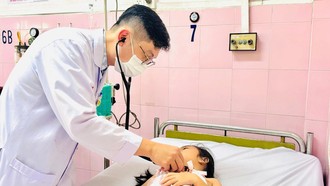 Học sinh trường tiểu học Bình Quới Tây nhập viện vì nghi ngộ độc thực phẩm sau khi ăn tại trường.