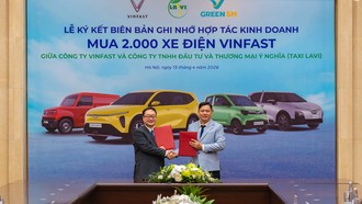 Ông Trần Lê Phương - Phó Tổng Giám đốc GSM toàn cầu (bên trái) cùng ông Nguyễn Quốc Dũng - Chủ tịch HĐQT Công ty TNHH Đầu tư và Thương mại Ý Nghĩa tại lễ ký kết hợp tác.