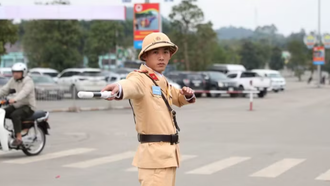 Lực lượng cảnh sát giao thông phân luồng phương tiện tại khu vực Đền Hùng. 