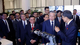 Tổng Bí thư, Chủ tịch nước Tô Lâm nghe giới thiệu về Trung tâm hợp tác ứng dụng AI Trung Quốc-ASEAN.