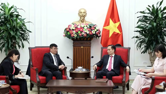 Bộ trưởng Ngoại giao Lê Hoài Trung tiếp Đại sứ Mông Cổ tại Việt Nam Jigjee Sereejav