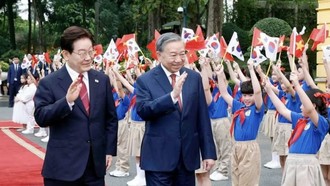 Tổng Bí thư, Chủ tịch nước Tô Lâm và Tổng thống Hàn Quốc Lee Jae Myung duyệt Đội danh dự Quân đội nhân dân Việt Nam.