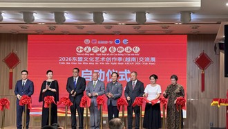 Đại biểu cắt băng khai mạc triển lãm “Hòa mỹ đồng hành - Nghệ thuật kết nối Con đường Tơ lụa trên biển”. Ảnh: Ngọc Ánh 