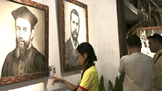 Tham quan triển lãm mỹ thuật “Mã hoá thời gian”.