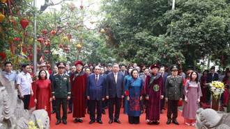 Tổng Bí thư, Chủ tịch nước Tô Lâm và các đại biểu thực hiện nghi lễ tại Đền Thượng.