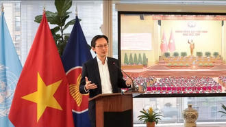 Đại sứ Đỗ Hùng Việt chủ trì buổi gặp gỡ. 