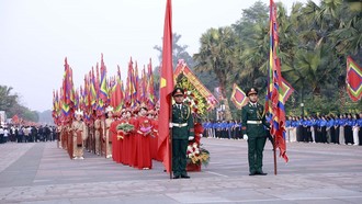 Đoàn nghi lễ rước kiệu chuẩn bị khởi hành lên núi Nghĩa Lĩnh, nơi thờ tự các Vua Hùng. 