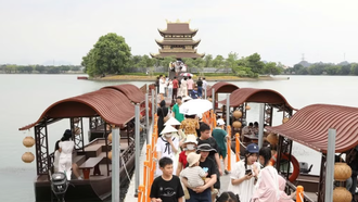 Du khách tham quan tại chùa Vàng, phường Hoa Lư dịp nghỉ lễ.