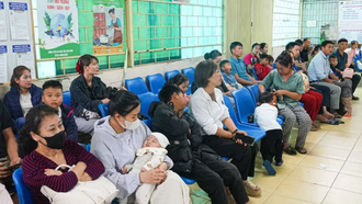 Hàng trăm trẻ em được người nhà đưa đến Bệnh viện Đa khoa tỉnh Điện Biên để khám sàng lọc bệnh tim miễn phí.